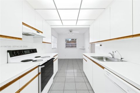 Copropriété à vendre à Pembroke Pines, Floride: 2 chambres, 140 m2 № 2029936 - photo 3