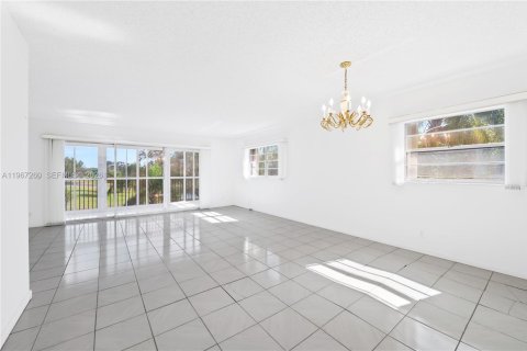 Copropriété à vendre à Pembroke Pines, Floride: 2 chambres, 140 m2 № 2029936 - photo 16