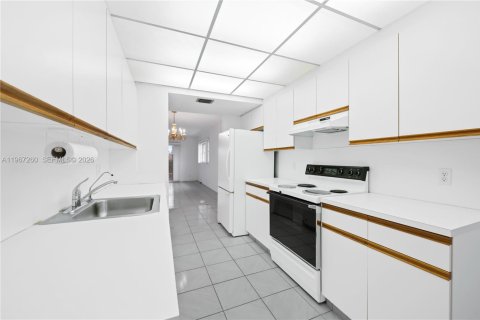 Copropriété à vendre à Pembroke Pines, Floride: 2 chambres, 140 m2 № 2029936 - photo 24