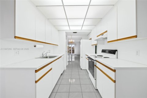 Copropriété à vendre à Pembroke Pines, Floride: 2 chambres, 140 m2 № 2029936 - photo 23