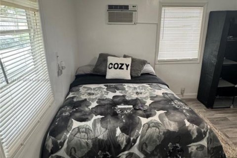 Студия в Халландейл-Бич, Флорида № 2006564