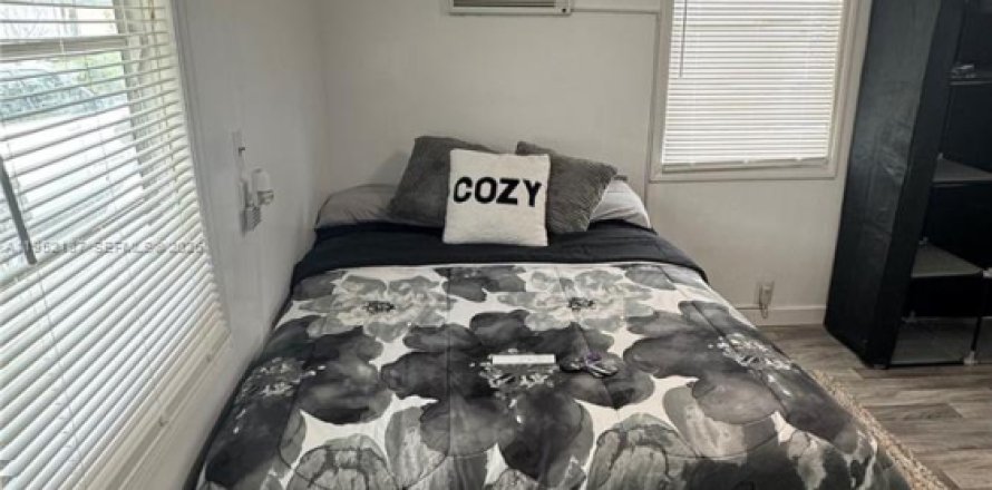 Студия в Халландейл-Бич, Флорида № 2006564