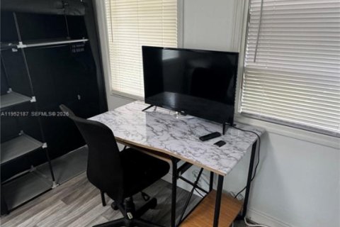 Снять в аренду квартиру в Халландейл-Бич, Флорида 37.16м2, № 2006564 - фото 5