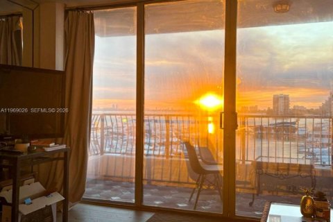 Estudio en el Condominio en Miami, Florida  № 2031875