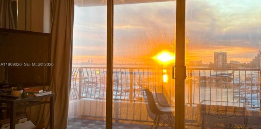 Estudio en el Condominio en Miami, Florida  № 2031875