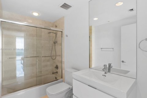 Condominio en venta en North Miami Beach, Florida, 2 dormitorios, 167.32 m2 № 1983638 - foto 20