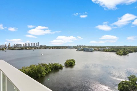Condominio en venta en North Miami Beach, Florida, 2 dormitorios, 167.32 m2 № 1983638 - foto 23
