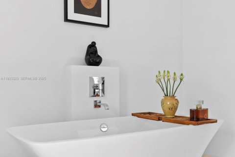 Condominio en venta en North Miami Beach, Florida, 2 dormitorios, 167.32 m2 № 1983638 - foto 16