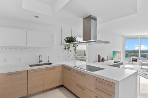 Condominio en venta en North Miami Beach, Florida, 2 dormitorios, 167.32 m2 № 1983638 - foto 11