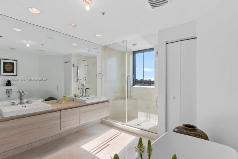Condominio en venta en North Miami Beach, Florida, 2 dormitorios, 167.32 m2 № 1983638 - foto 13