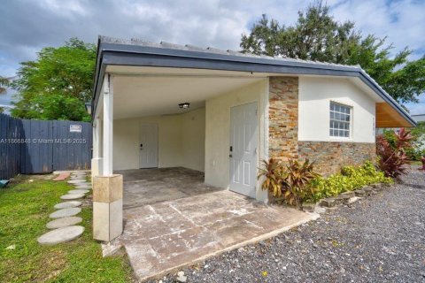 Villa ou maison à louer à Hollywood, Floride: 3 chambres, 142.88 m2 № 1977327 - photo 1
