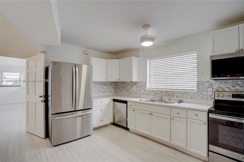 Villa ou maison à louer à Hollywood, Floride: 3 chambres, 142.88 m2 № 1977327 - photo 7