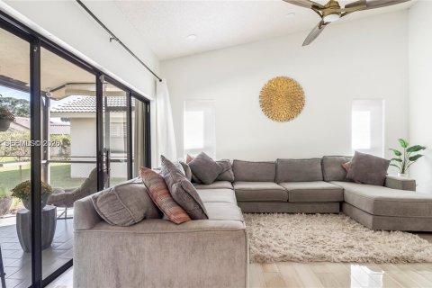 Купить виллу или дом в Корал-Спрингс, Флорида 3 спальни, 152.64м2, № 2055338 - фото 17