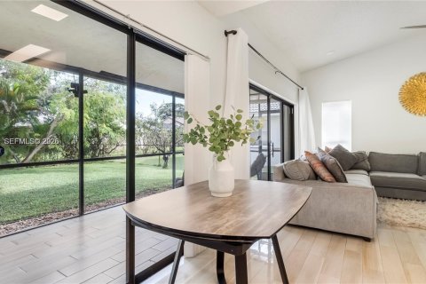 Купить виллу или дом в Корал-Спрингс, Флорида 3 спальни, 152.64м2, № 2055338 - фото 14