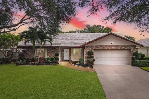 Дом в Корал-Спрингс, Флорида 3 спальни, 152.64м2 № 2055338