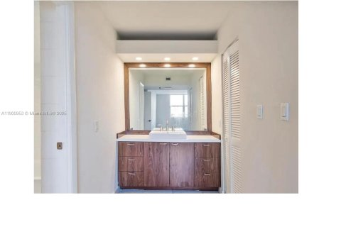 Condo in North Miami Beach, Florida, 3 bedrooms  № 1951571 - photo 9