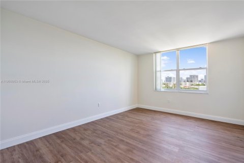 Condo in North Miami Beach, Florida, 3 bedrooms  № 1951571 - photo 5