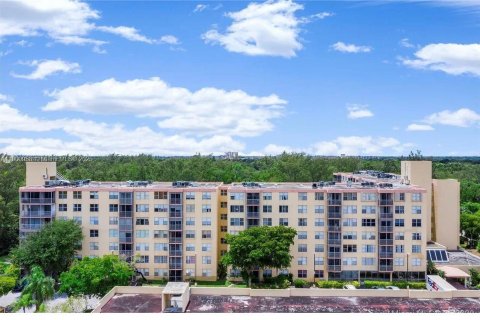 Condo in North Miami Beach, Florida, 3 bedrooms  № 1951571 - photo 8