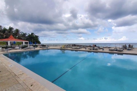 Condo in Sunny Isles Beach, Florida  № 2054160 - photo 4