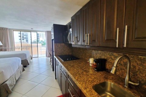 Condo in Sunny Isles Beach, Florida  № 2054160 - photo 9