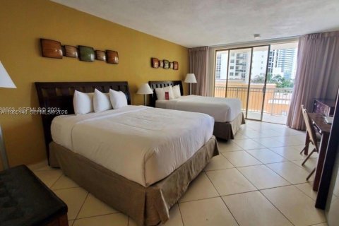 Condo in Sunny Isles Beach, Florida  № 2054160 - photo 6