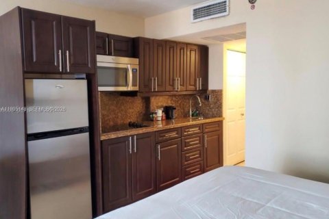 Condo in Sunny Isles Beach, Florida  № 2054160 - photo 10