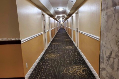 Condo in Sunny Isles Beach, Florida  № 2054160 - photo 12