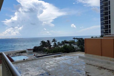 Studio in the Condo in Sunny Isles Beach, Florida № 2054160