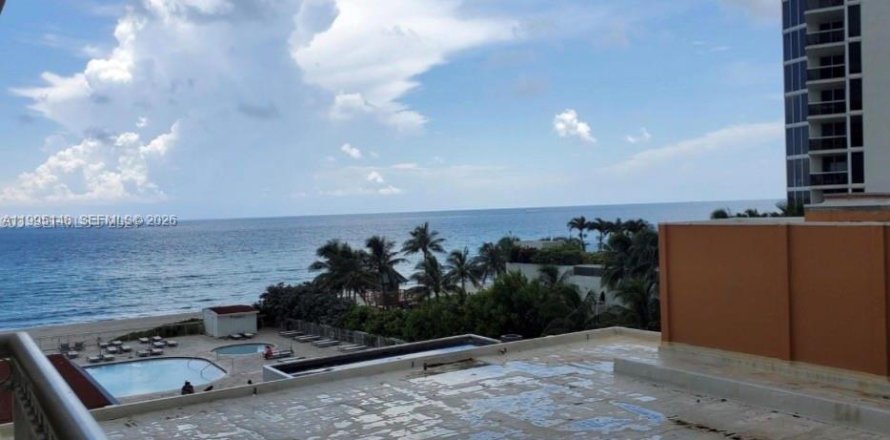 Studio in the Condo in Sunny Isles Beach, Florida  № 2054160