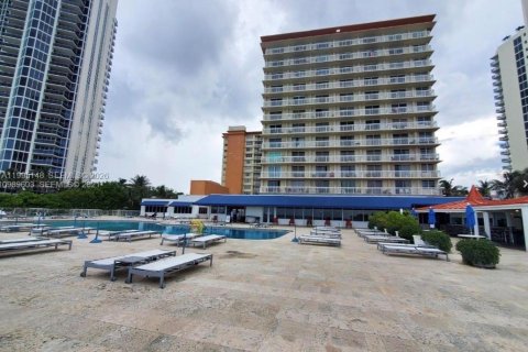 Condo in Sunny Isles Beach, Florida  № 2054160 - photo 2