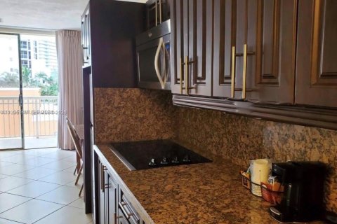 Condo in Sunny Isles Beach, Florida  № 2054160 - photo 7