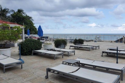 Condo in Sunny Isles Beach, Florida  № 2054160 - photo 3