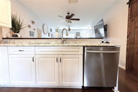 Townhouse in Temple Terrace, Florida 2 bedrooms, 145.02 sq.m. № 2133328 - photo 12