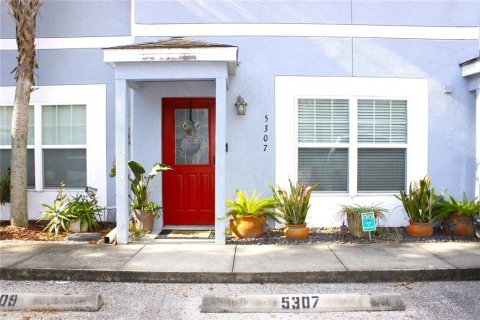 Townhouse in Temple Terrace, Florida 2 bedrooms, 145.02 sq.m. № 2133328 - photo 3