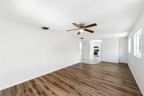 Immobilier commercial à vendre à Saint Petersburg, Floride: 10 chambres, 390 m2 № 2330248 - photo 8