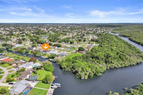 House in Port St. Lucie, Florida 4 bedrooms, 232.53 sq.m. № 2186321 - photo 2
