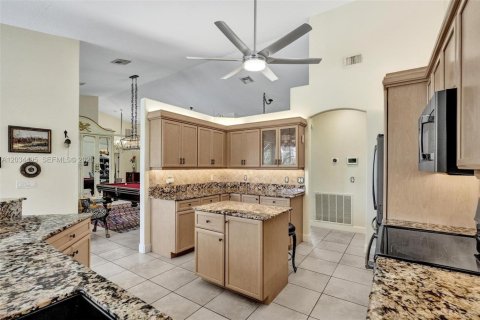 House in Port St. Lucie, Florida 4 bedrooms, 232.53 sq.m. № 2186321 - photo 9