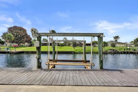 House in Port St. Lucie, Florida 4 bedrooms, 232.53 sq.m. № 2186321 - photo 8