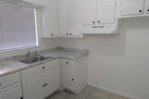 Снять в аренду квартиру в Халландейл-Бич, Флорида 2 спальни, 1144.56м2, № 1975329 - фото 3