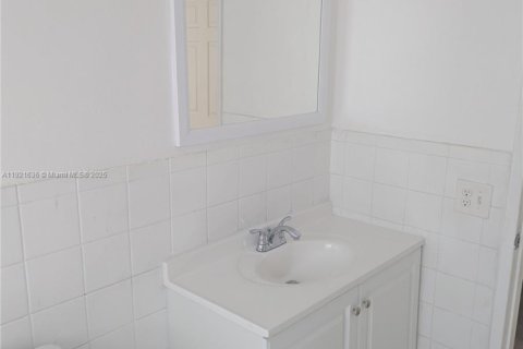 Снять в аренду квартиру в Халландейл-Бич, Флорида 2 спальни, 1144.56м2, № 1975329 - фото 9