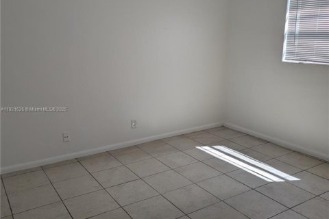 Снять в аренду квартиру в Халландейл-Бич, Флорида 2 спальни, 1144.56м2, № 1975329 - фото 10