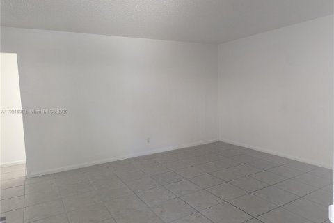 Снять в аренду квартиру в Халландейл-Бич, Флорида 2 спальни, 1144.56м2, № 1975329 - фото 4