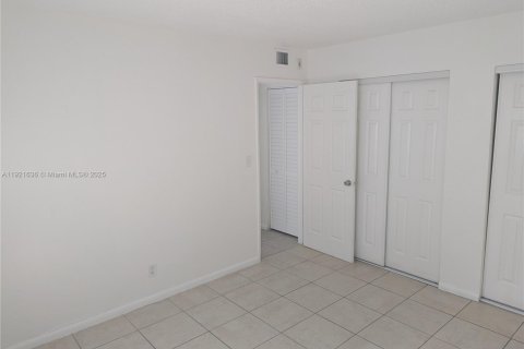 Снять в аренду квартиру в Халландейл-Бич, Флорида 2 спальни, 1144.56м2, № 1975329 - фото 11