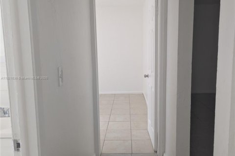 Снять в аренду квартиру в Халландейл-Бич, Флорида 2 спальни, 1144.56м2, № 1975329 - фото 7