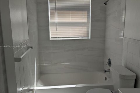 Снять в аренду квартиру в Халландейл-Бич, Флорида 2 спальни, 1144.56м2, № 1975329 - фото 8