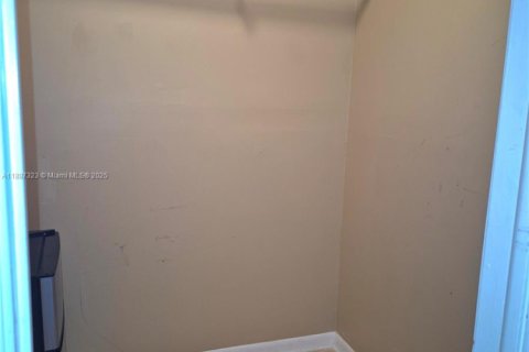 Condo in Hollywood, Florida, 3 bedrooms  № 1932933 - photo 11