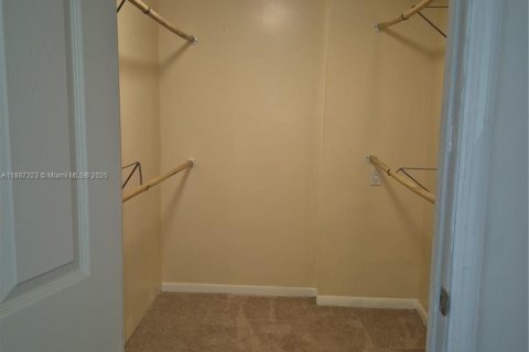 Condo in Hollywood, Florida, 3 bedrooms  № 1932933 - photo 17