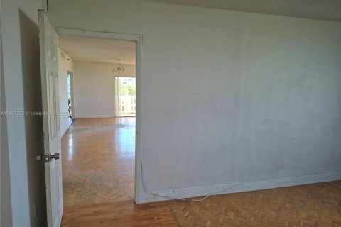 Condo in Hollywood, Florida, 3 bedrooms  № 1932933 - photo 8