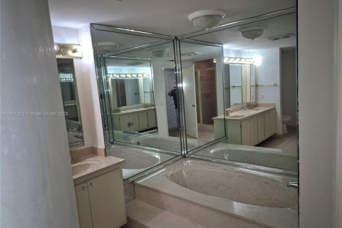 Condo in Hollywood, Florida, 3 bedrooms  № 1932933 - photo 12
