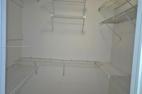 Condo in Hollywood, Florida, 3 bedrooms  № 1932933 - photo 15